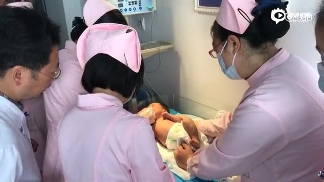 家长照顾婴儿发现险情逃出
