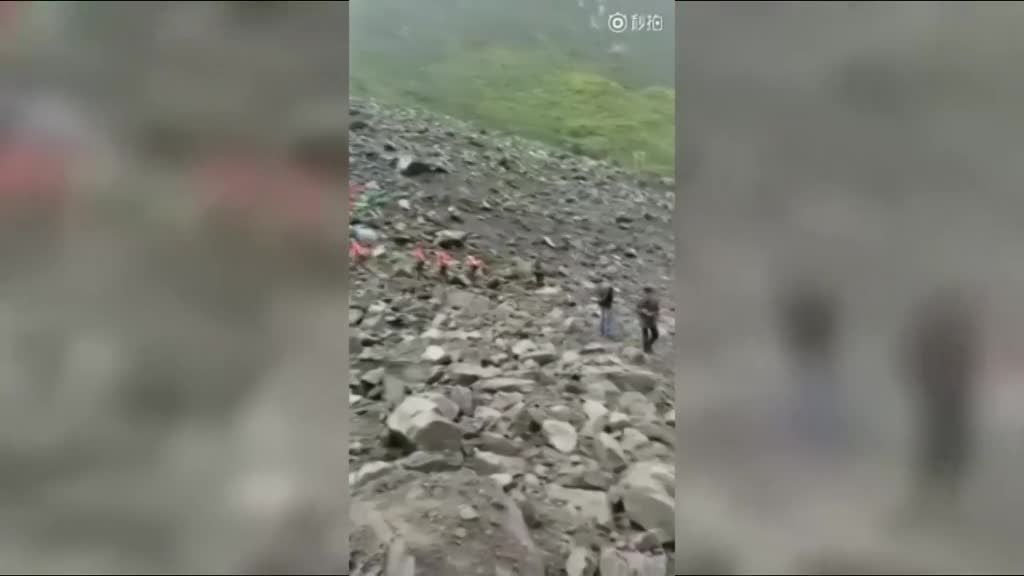 阿坝山体垮塌现场救援视频