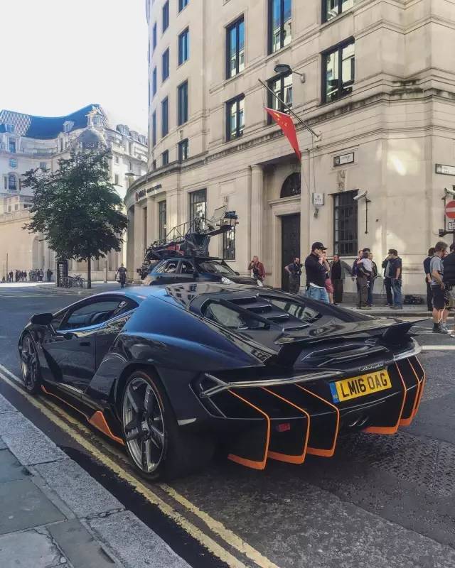 如果买遍《变形金刚5》里的车,你需要赚几辈子的钱?