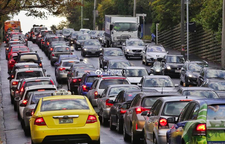 澳洲大城市上下班期间交通是很繁忙的，澳洲三周的玩耍遇见了一次剐蹭事故，这比北京少