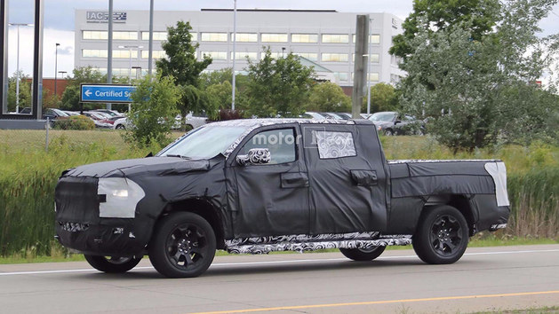 曝道奇新一代Ram 1500路试谍照 更宽大