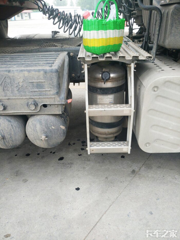 J7实车现身服务区 外观、底盘细节曝光