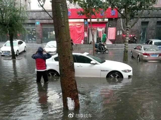 夏天开车,很多人忽略了这一点,不及时检查万一扣12分就麻烦了