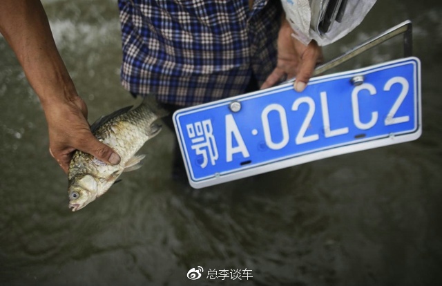 夏天开车,很多人忽略了这一点,不及时检查万一扣12分就麻烦了