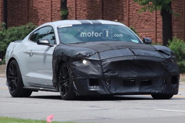 全新Mustang Shelby GT500路试谍照亮相