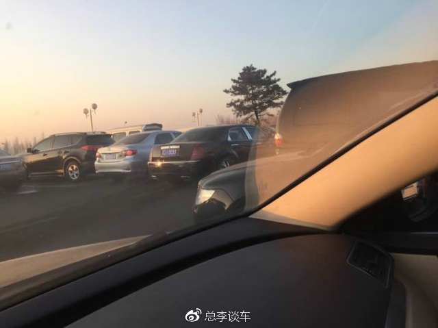 这车30多万,用报废车零件改装,开出去给人500多万的感觉