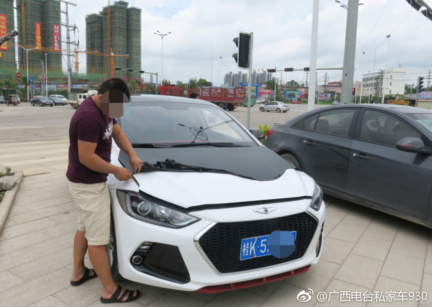 玉林一男子给爱车改车标加外衣 换来200元罚