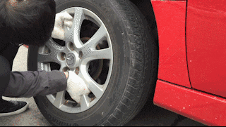 老司机上路,没气爆胎了,教你高效换备胎