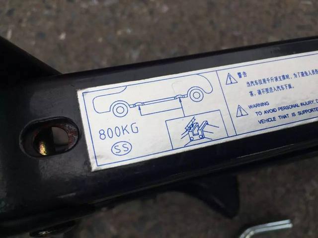 老司机上路,没气爆胎了,教你高效换备胎