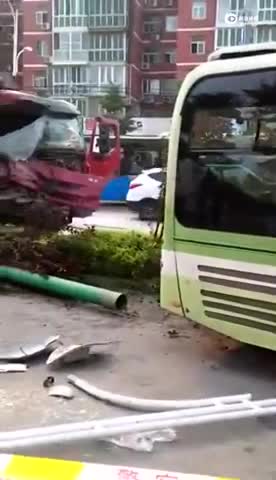 北京房山货车撞上公交车