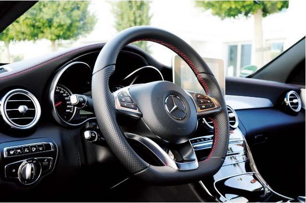 为什么越来越多的车 用平底方向盘？真比圆的好用？