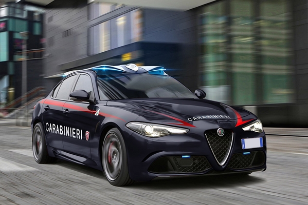 除了兰博基尼还有阿尔法罗密欧 意大利警察太幸福了