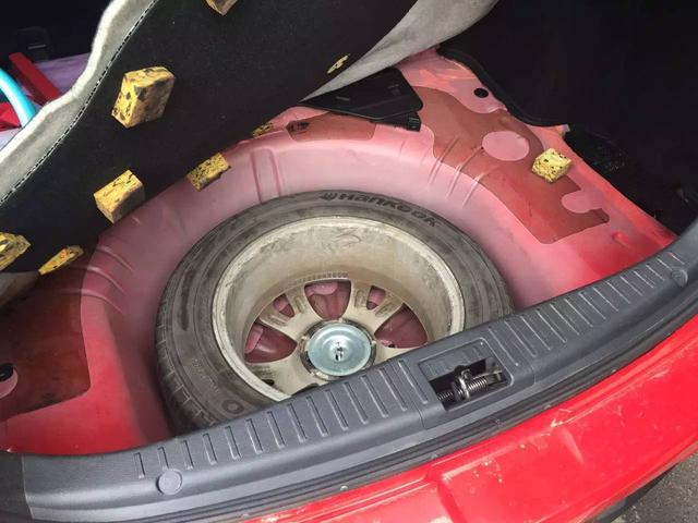 老司机上路,没气爆胎了,教你高效换备胎