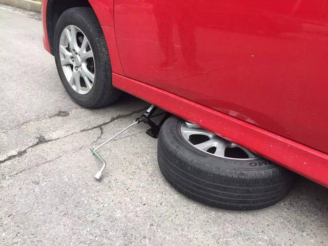 老司机上路,没气爆胎了,教你高效换备胎