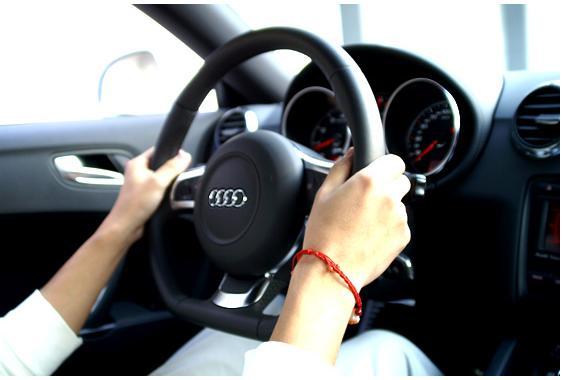 为什么越来越多的车 用平底方向盘?真比圆的好用?