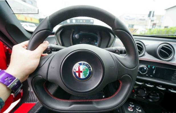 为什么越来越多的车 用平底方向盘?真比圆的好用?