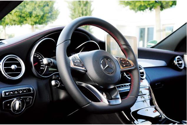 为什么越来越多的车 用平底方向盘?真比圆的好用?