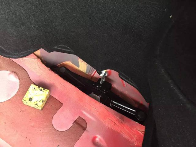 老司机上路,没气爆胎了,教你高效换备胎