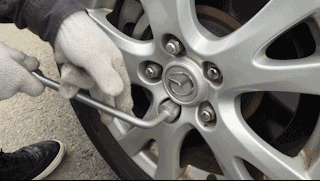 老司机上路,没气爆胎了,教你高效换备胎