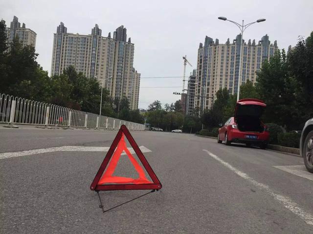 老司机上路,没气爆胎了,教你高效换备胎