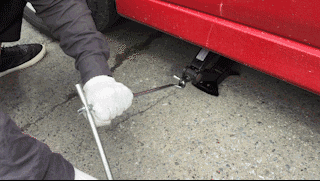 老司机上路,没气爆胎了,教你高效换备胎