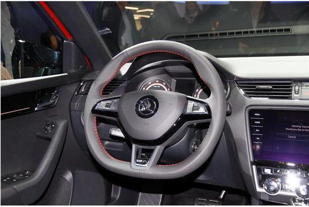 为什么越来越多的车 用平底方向盘?真比圆的好用?