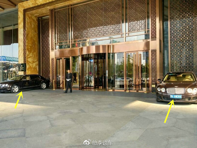 酒店门口停两辆宾利,一看车牌就知道是王思聪家的,车牌很个性
