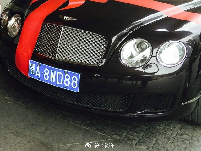 酒店门口停两辆宾利,一看车牌就知道是王思聪家的,车牌很个性