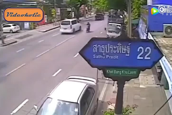 外国交通事故惊险瞬间合集，第一个小哥反应太迅速了！