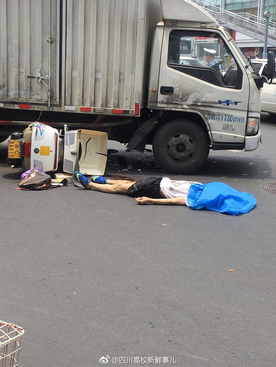 成都清江东路发生交通事故当事人当场死亡_四