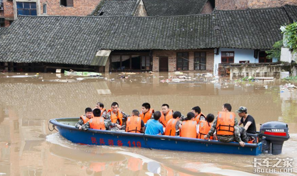 湖南再陷洪灾:又是我们卡车人冲在一线