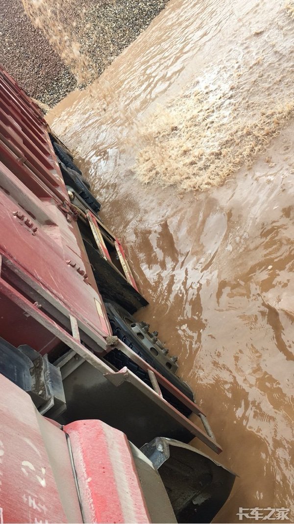 湖南再陷洪灾:又是我们卡车人冲在一线