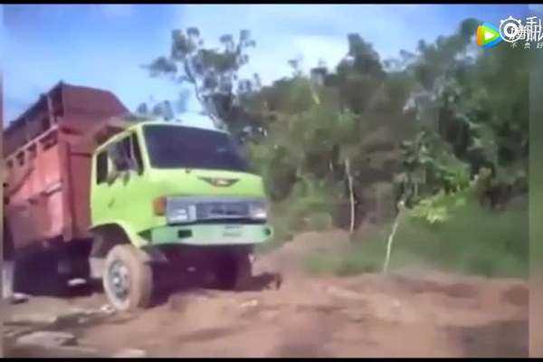 超严重的交通事故目击录像