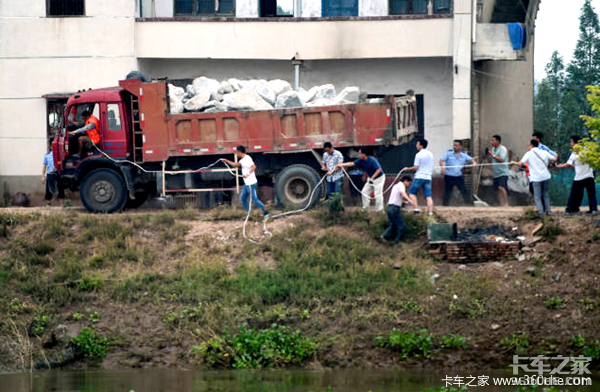 湖南再陷洪灾:又是我们卡车人冲在一线