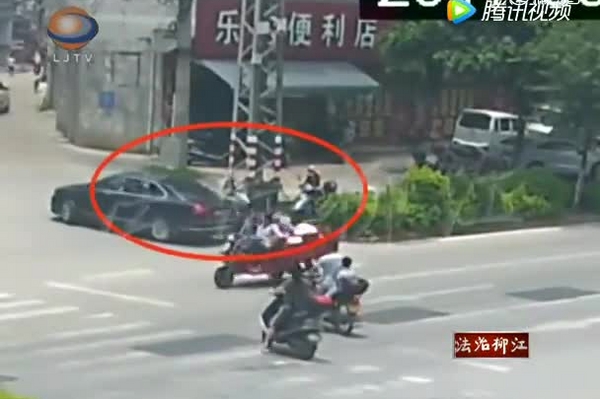 转弯车不让直行车 频酿交通事故