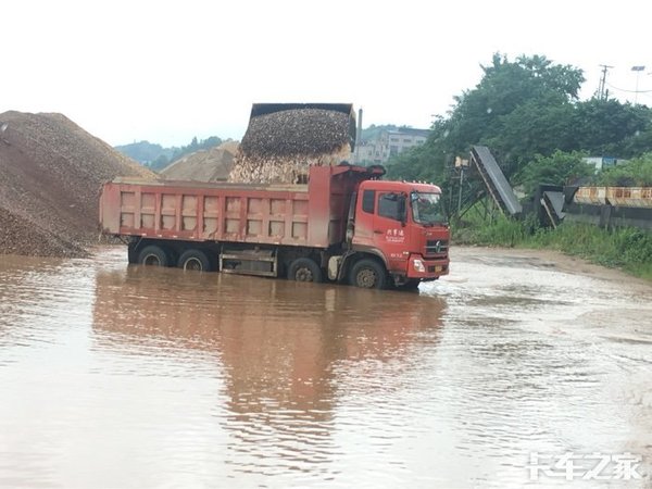 湖南再陷洪灾:又是我们卡车人冲在一线