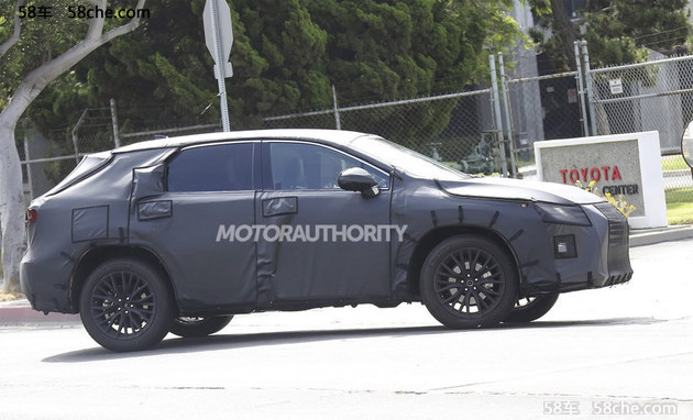 曝雷克萨斯RX七座版谍照 东京车展亮相