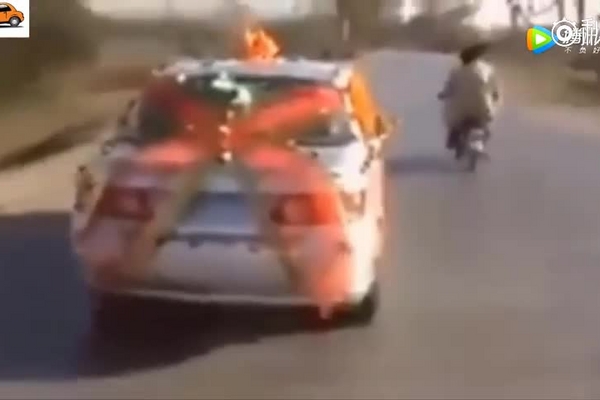 印度人刚提新车 回家路上就撞毁了