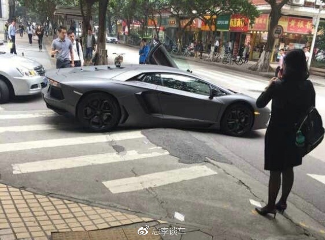 法拉利过减速带,一不小心后屁股掉了,修理费最少6位数