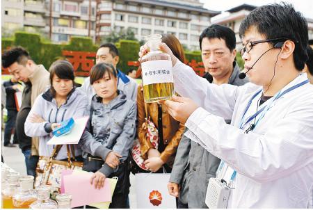 开车时判断汽油品质的好坏 这招最好使