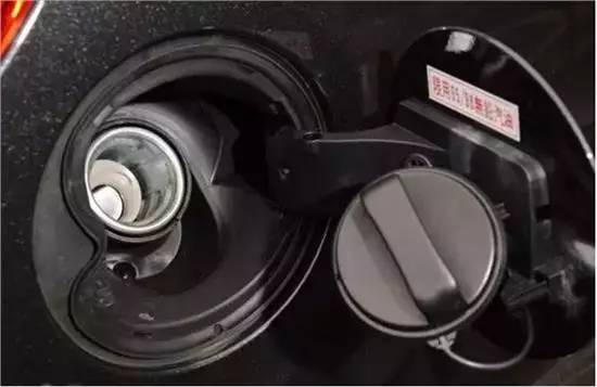 汽车油箱有水怎么办 CbV3-fyhwres7455058.jpg