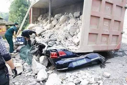 安全驾驶的精髓:判断并远离危险源!