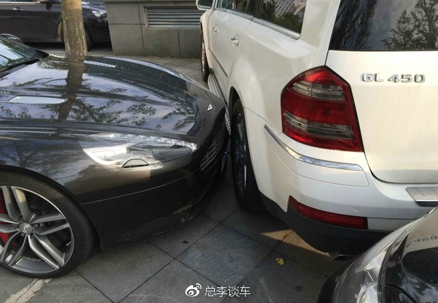 阿斯顿马丁乱停车，奔驰怒了，找来两辆车把马丁给堵上了