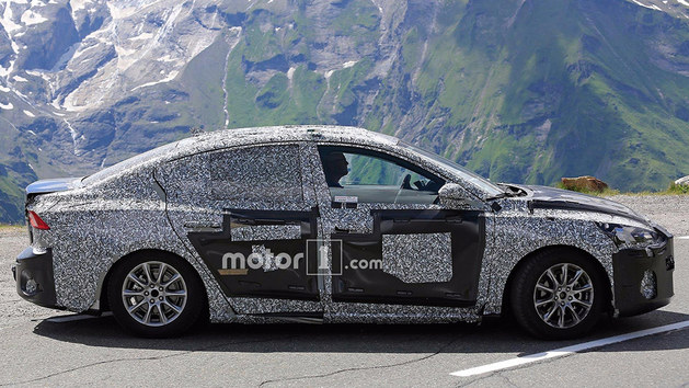 曝福特新福克斯三厢版谍照 空间提升明显