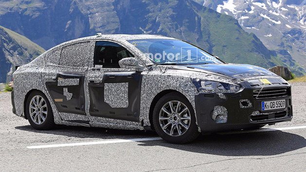 曝福特新福克斯三厢版谍照 空间提升明显