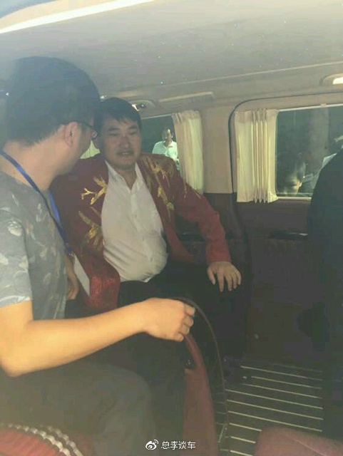 奥迪开道,丰田紧随其后,大衣哥年入千万,为什么不买豪车