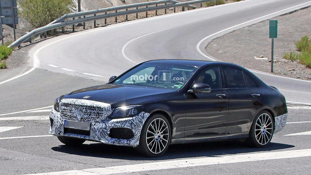 奔驰新C级谍照曝光 内饰获得进一步升级