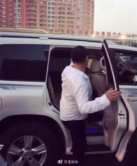 奥迪开道,丰田紧随其后,大衣哥年入千万,为什么不买豪车