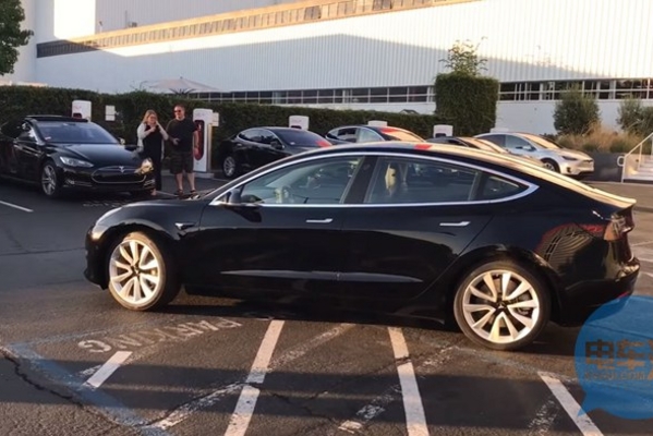 海外|全球首辆特斯拉Model 3已下线 首批30辆7月28日交付