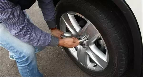 换轮胎,这个小动作就能看清修理厂是否在糊弄你!